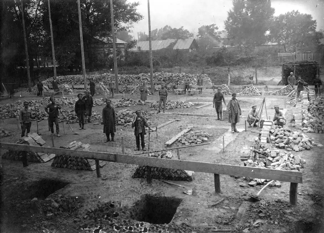 Bau der „Kriegs-Kapelle“, Christkönigskirche – heute Kapelle „Zum Göttlichen Heiland“ bzw. „Koptische Markuskirche“, 1917, Wien Museum Inv.-Nr. 41601/1 bzw. 41601/2  
