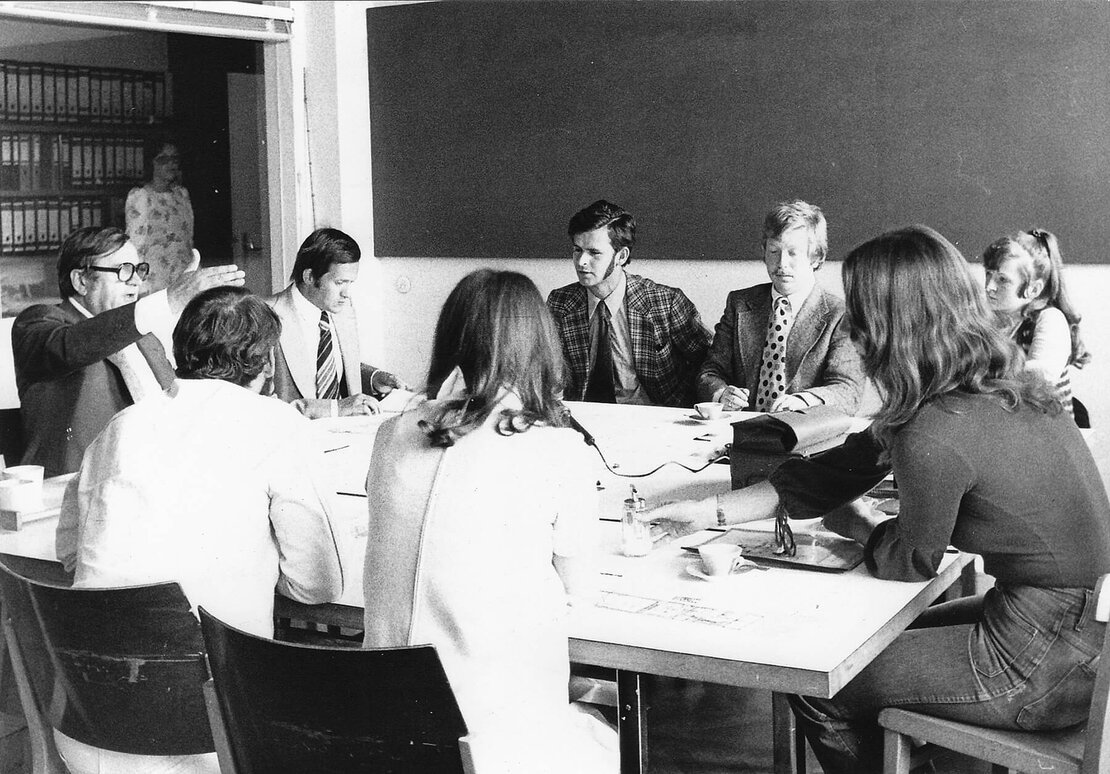 Karl Schwanzer mit Studierenden bei Korrekturen an der Technischen Hochschule Wien, 1969 Fotos: Wien Museum / Karl Schwanzer-Archiv  