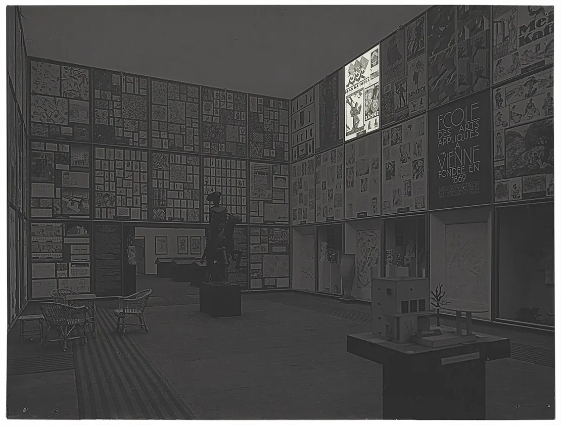 Panel 1, Raum der Kunstgewerbeschule, Raumgestaltung Professor Witzmann, Plakate der Klasse Professor Löffler, Foto: Bruno Reiffenstein, MAK KI 8961-9  