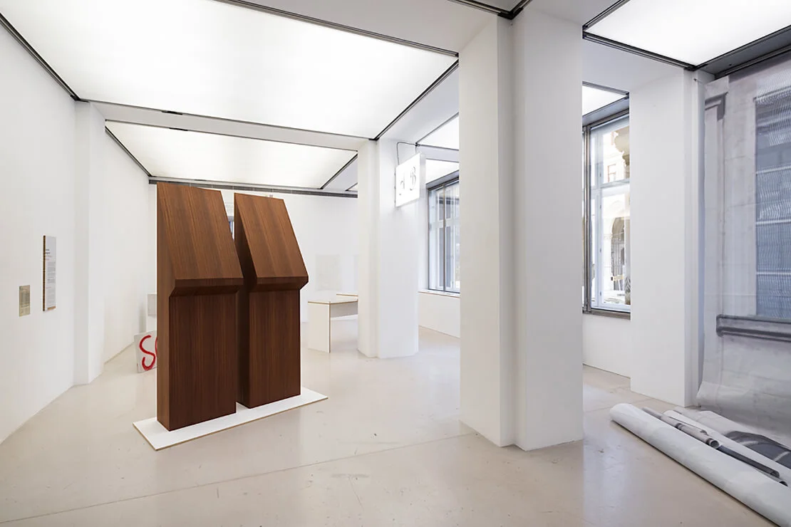 Ausstellungsansicht, vorne zu sehen Laura Wagner- Porzellangasse. Die Skulptur entstand in der Auseinandersetzung mit einem Arisierungsansuchen für eine Wohnung in der Porzellangasse von Franz von Zülow ans Wohnamt 1941 (zu sehen in Auf Linie). Die Form der Skulpturen ergibt sich aus der Übersetzung des Lichteinfalls in diese Wohnung in einen architektonischen Körper. Foto: Christoph Panzer