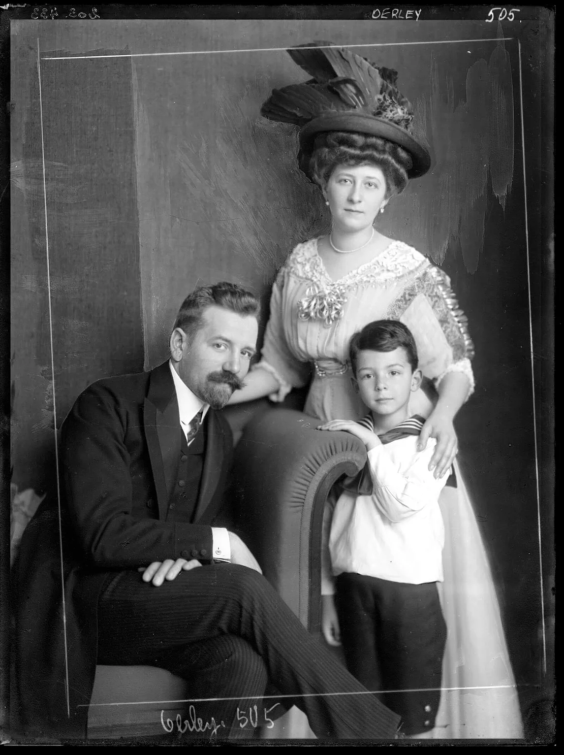 Gabriele und Robert Örley mit ihrem Sohn, 1908, Foto: Atelier Madame d’Ora / APA-Images / ÖNB-Bildarchiv   