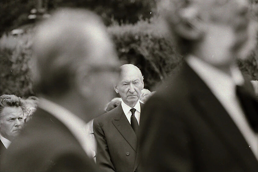 Bundespräsident Kurt Waldheim beim Kreisky-Begräbnis am Wiener Zentralfriedhof, 7. August 1990. Foto: Martin Vukovits  
