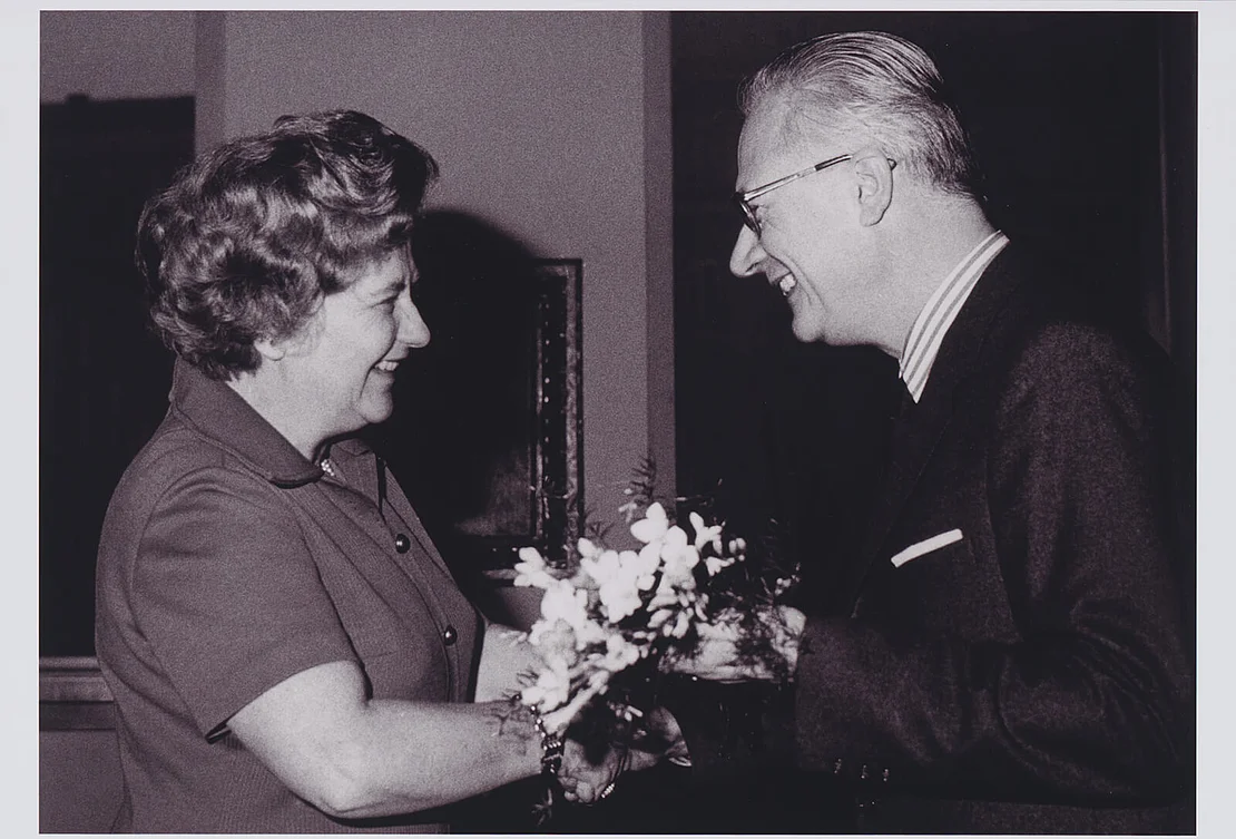 Gertrude Fröhlich-Sandner mit dem damaligen Direktor des Historischen Museums der Stadt Wien (Wien Museum), Robert Waissenberger, 1979, Wien Museum, Inv.-Nr. 235117  