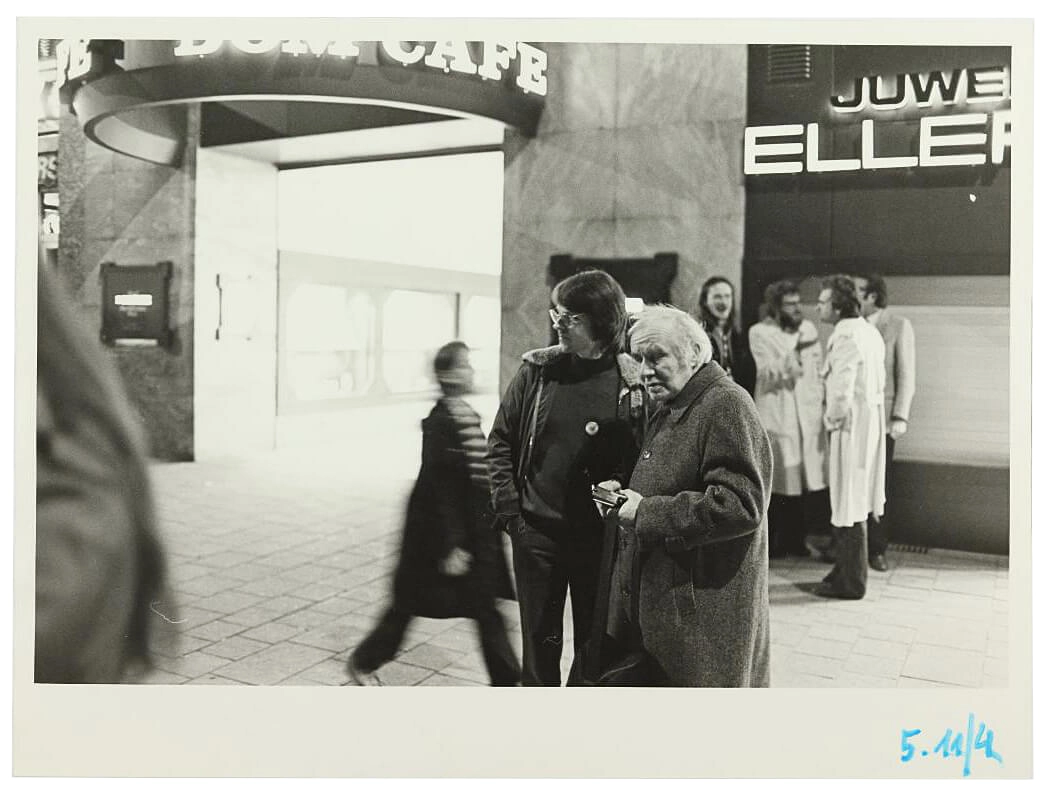 Robert Jungk, der Vater von Peter Stephan Jungk, bei einem Fest in der Wiener Innenstadt nach der Volksabstimmung über die Inbetriebnahme des Atomkraftwerks Zwentendorf, 5.11.1978, Foto: Peter und Burgi Hirsch, Wien Museum, Inv.-Nr. 300266/31