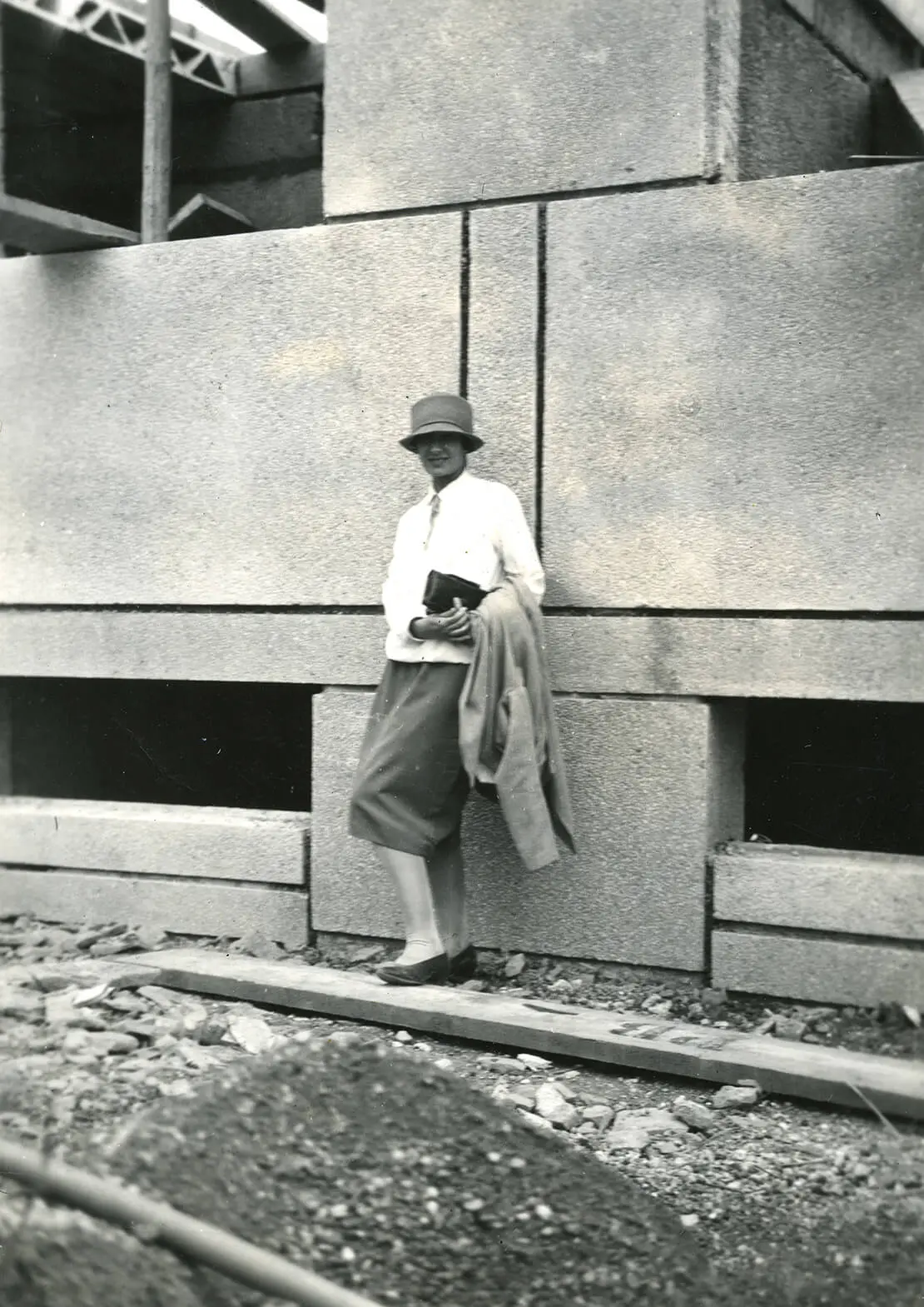 Margarete Schütte-Lihotzky vor einem Plattenhaus in der Werkbundsiedlung in Stuttgart, 1927; Universität für angewandte Kunst Wien, Kunstsammlung und Archiv, Nachlass Margarete Schütte-Lihotzky, Inv. Nr. F/91  