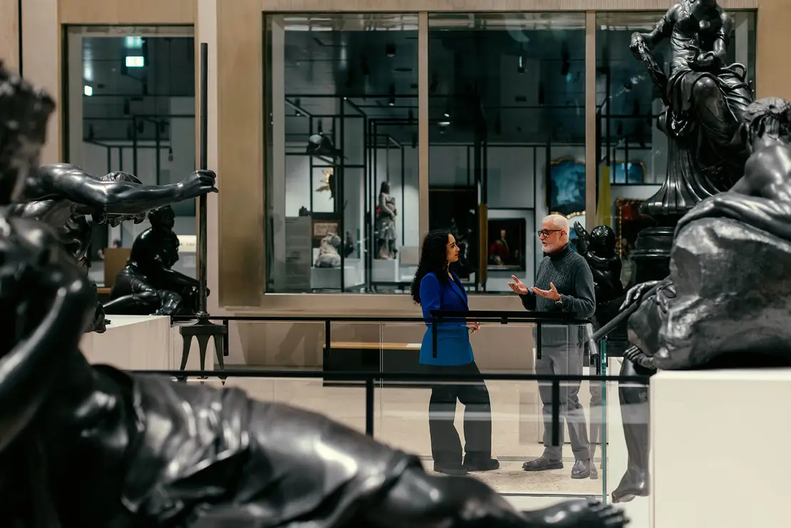 Ismail Yasin und Maryam Tahon beim Donnerbrunnen in der Halle des Wien Museums, Foto: Victoria Nazarova  