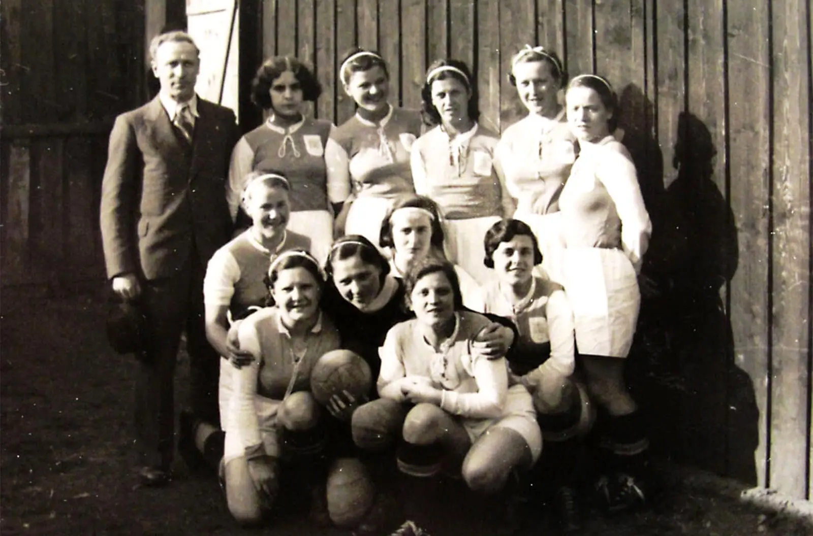 Die Austria (als Frühjahrsmeister 1936): Hintere Reihe von links: Trainer Brückner, Kantner, ?, Hainzelmaier, Blaschke, Scher. Mittlere Reihe von links: Schwarz, ?, Peternell. Vordere Reihe von links: Binder, Kratschmer, Kalischer. Foto: Chris Unger Collection  