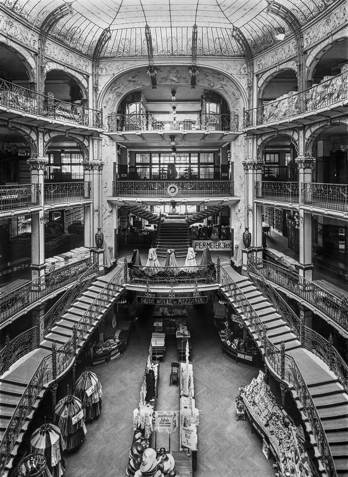 Glasgedeckter Hof im Warenhaus Gerngroß, 7., Mariahilfer Straße 42-44/Lindengasse 15, 1905, Bildarchiv Foto Marburg