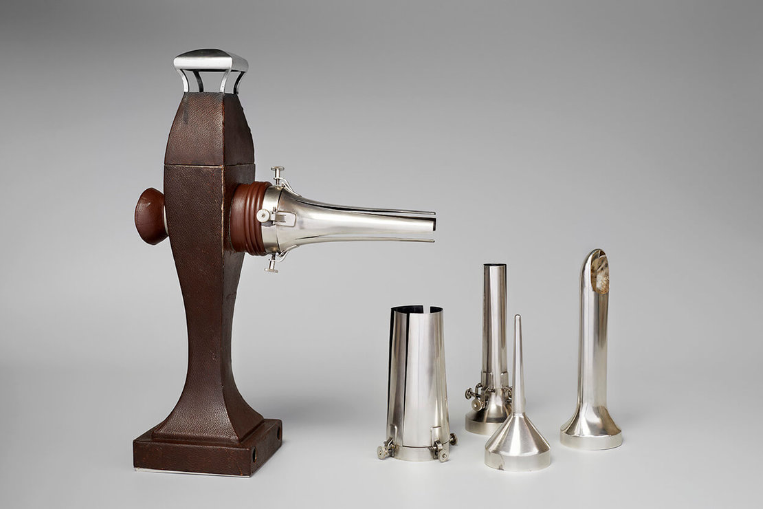 Jetzt wird´s bisschen unangenehm: Das erste Endoskop, 1806 konstruiert vom deutschen Artz Philipp Bozzini. Mithilfe einer Kerze und eines Spiegelsystems kann damit tiefer in verschiedene Körperöffnungen geblickt werden. Foto: Bene Croy 