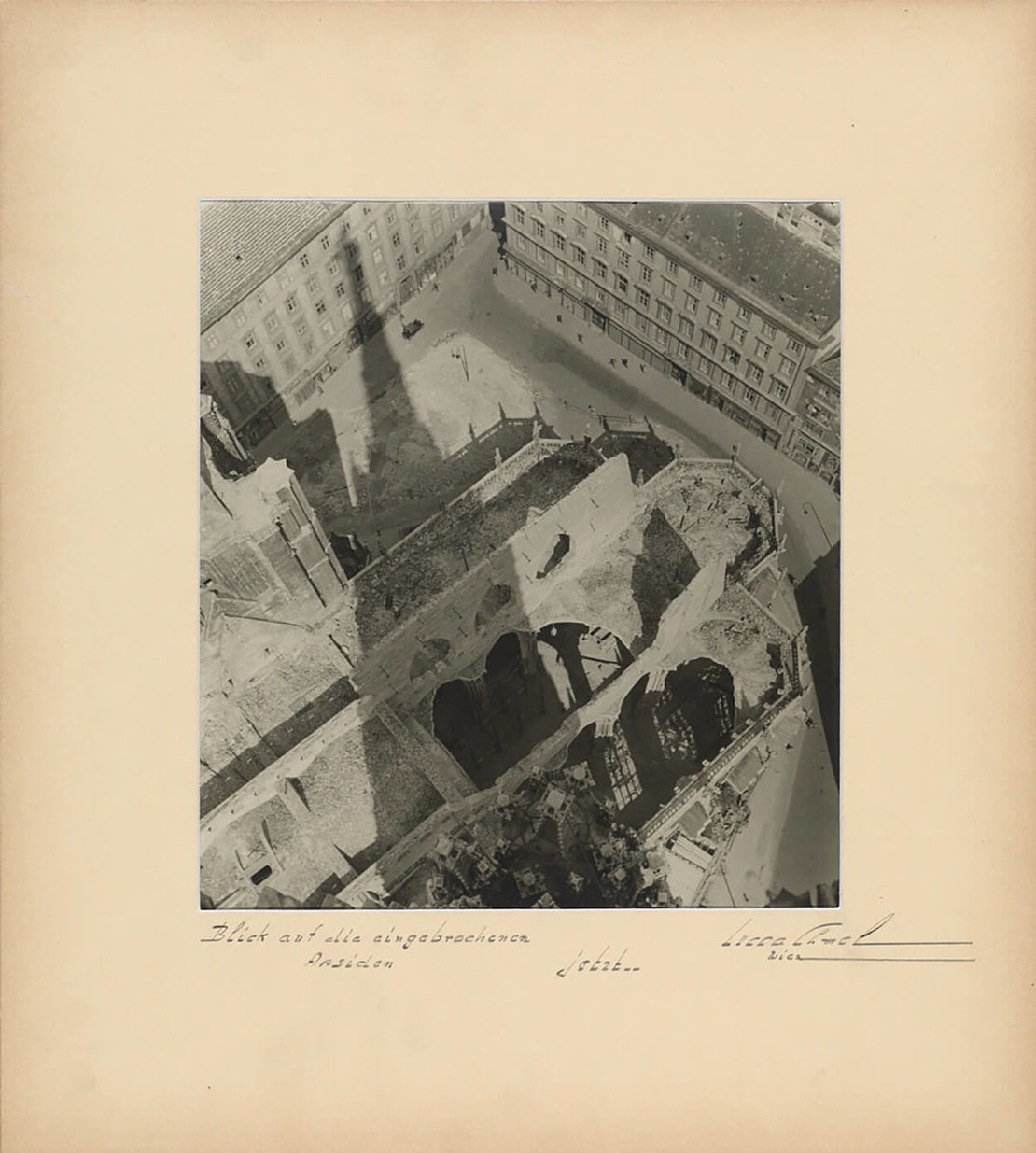 Lucca Chmel: „Blick auf die eingebrochenen Apsiden, jetzt ..." Chor mit Schatten vom Südturm des Stephansdoms von oben, 1945, Wien Museum 