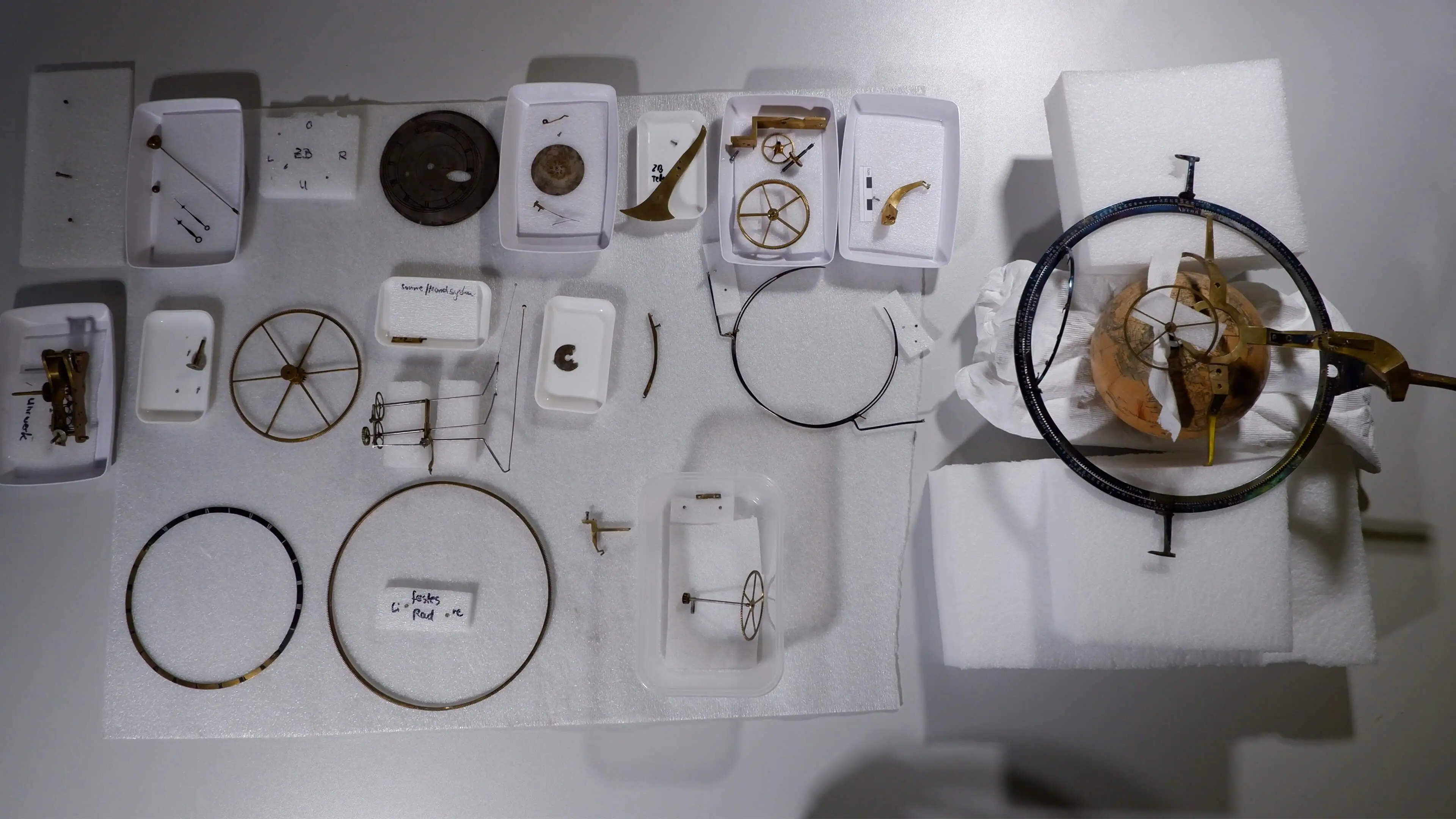 Vollständig demontiertes Werk, Foto: Amélie Bezard