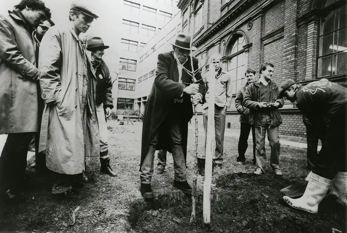 Joseph Beuys: Baumbepflanzung im Garten und vor der Hochschule für angewandte Kunst, 1983, Universität für angewandte Kunst Wien, Kunstsammlung und Archiv, Inv.Nr. 16.102/1/FP / Foto: Philippe Dutartre 