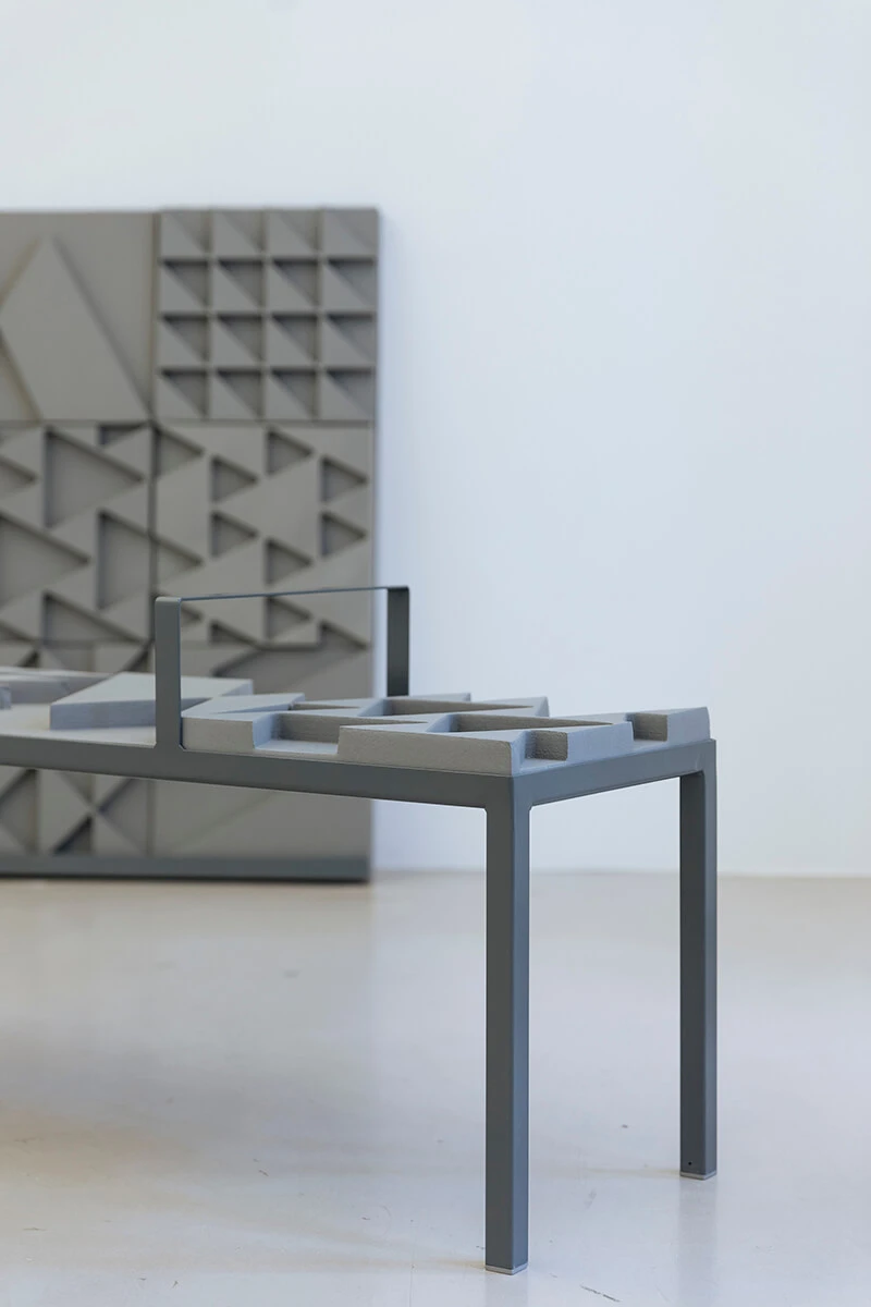 Anastasyia Yarovenko: for humans by humans, 2020. Die Arbeit bezieht sich auf „Hostile Design“ wie es u.a. unter Brücken in den USA vorkommt, Marlene Fröhlich | luxundlumen.com  