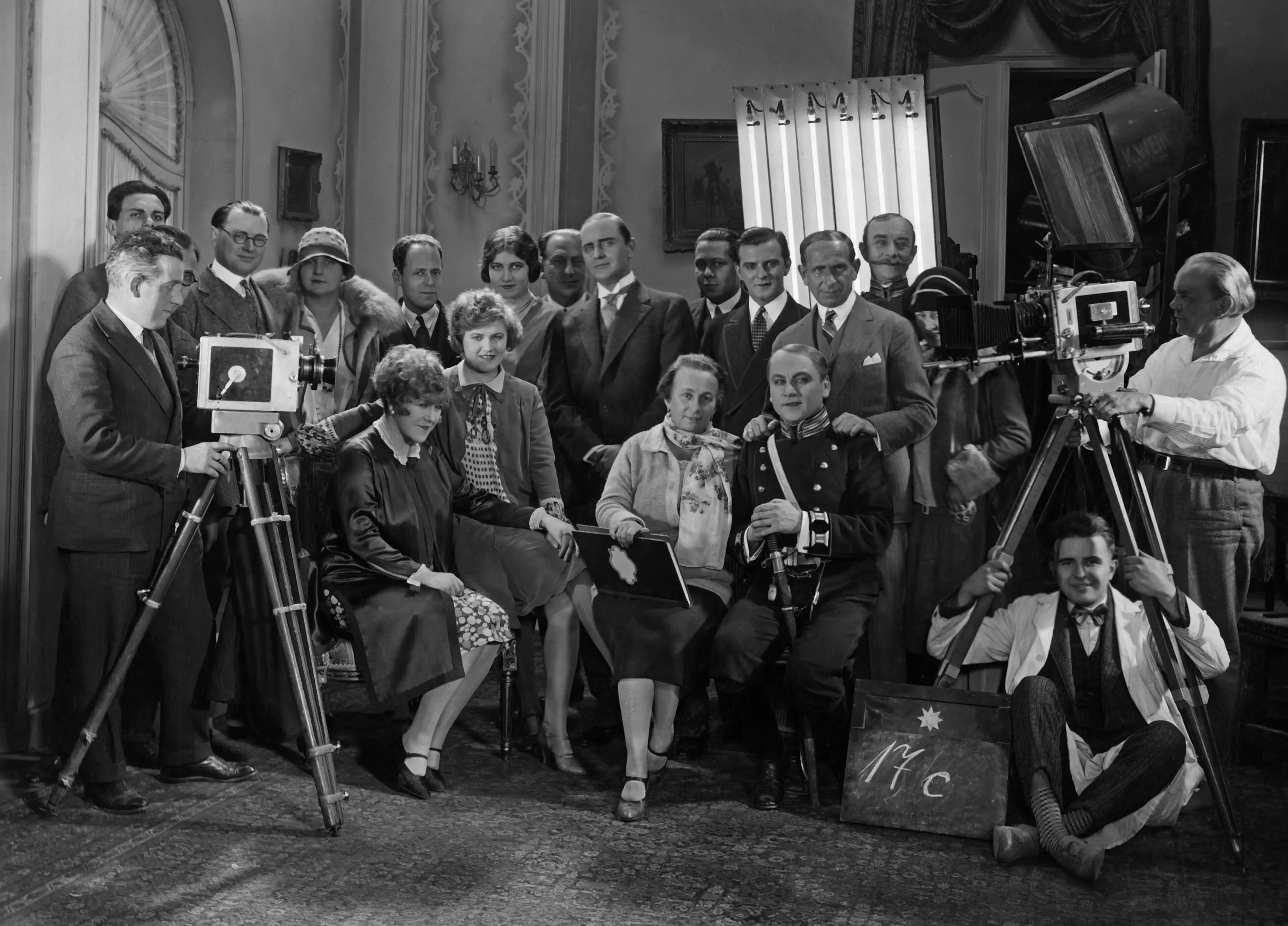 Louise und Jakob Fleck inmitten ihrer Filmcrew in Berlin, 1920er Jahre, SZ-Photo / picturedesk.com