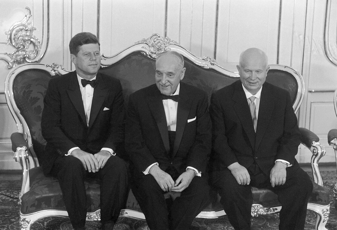 John F. Kennedy (links) beim Gipfeltreffen mit Nikita Chrustschow (r.) in Wien, Schloss Schönbrunn, Juni 1961, in der Mitte der österreichische Bundespräsident Adolf Schärf, Foto: Votava / brandstaetter images / picturedesk.com