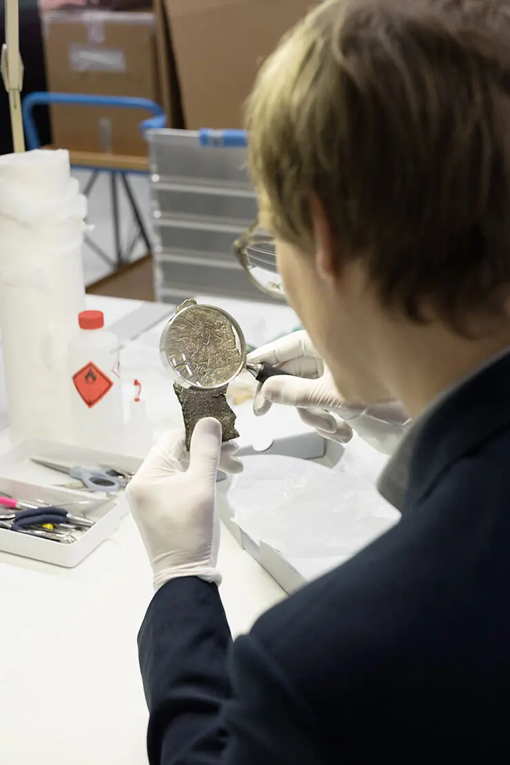 Unter der Lupe: Das Bronzefragment aus der Sammlung des Wien Museums wurde 1913 gefunden und gab bislang Rätsel auf. Foto: Lisa Rastl  