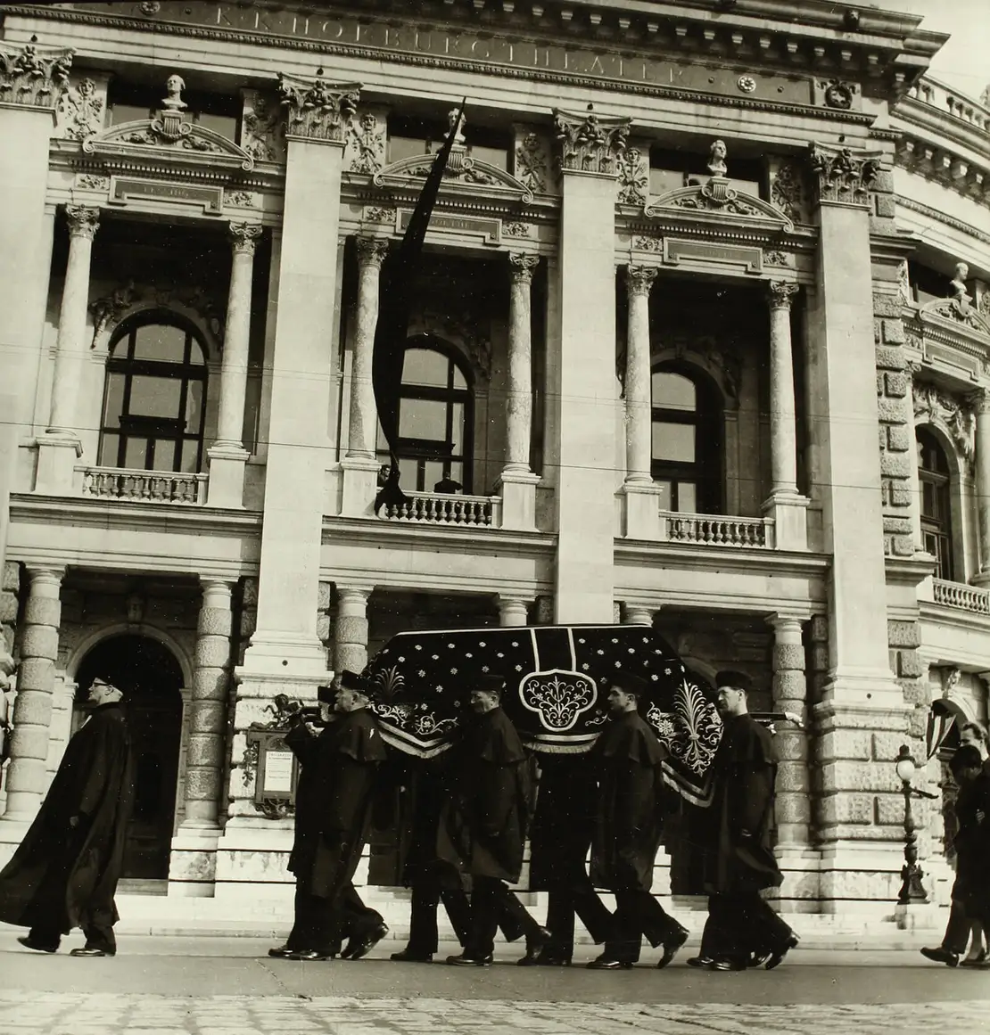 Trauerfeier für den Dramaturgen Erhard Buschbeck mit dem Sarg, der traditionell um das Burgtheater herumgetragen wird. Foto: Barbara Pflaum / brandstaetter images / picturedesk.com