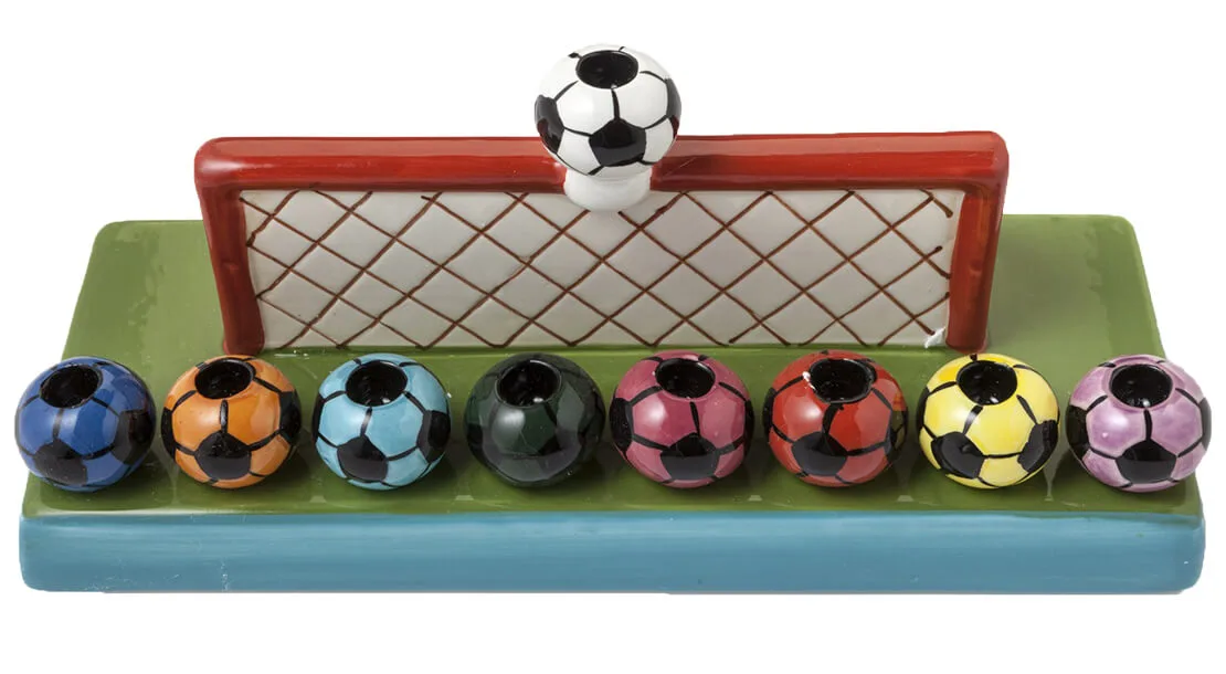 Chanukka-Leuchter mit Fußballmotiv. Israel Giftware Designs, Jerusalem, 2006, © Jüdisches Museum München  
