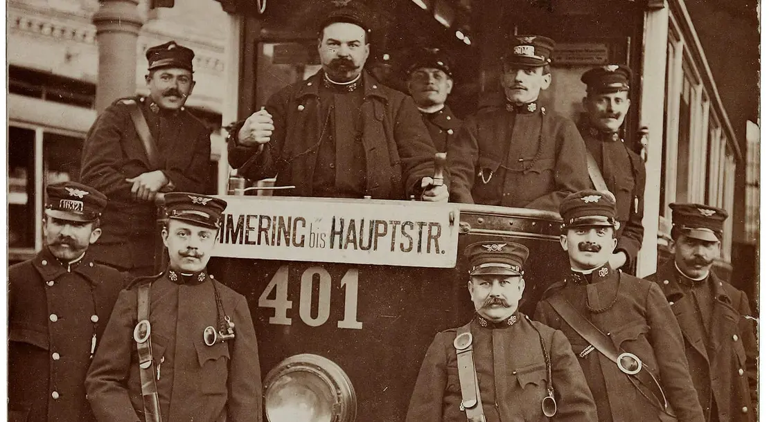 Schaffner in der Remise, Straßenbahnlinie 7, um 1913, Wien Museum
