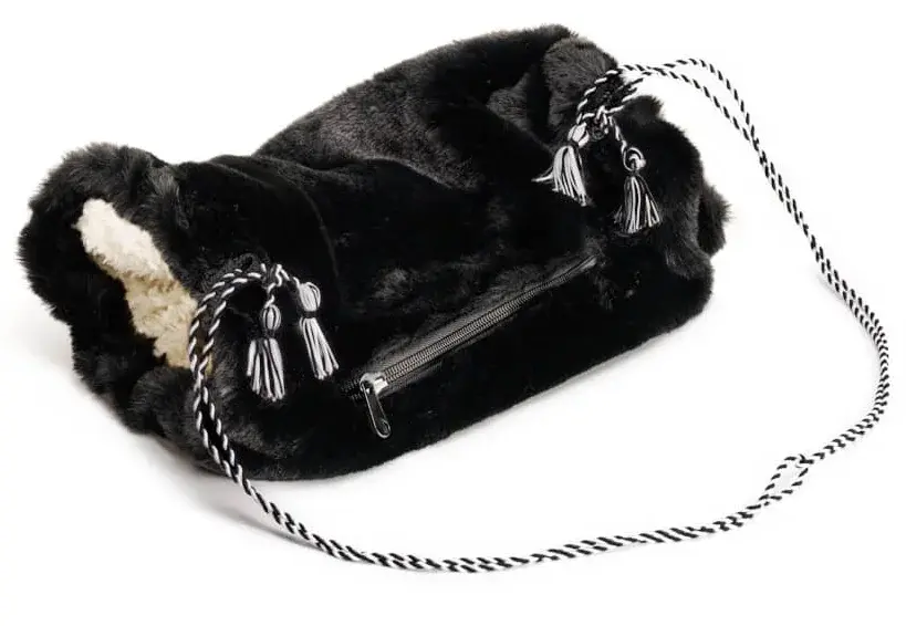 Muff mit Kordel-Henkel aus Kunst-Kaninfell aus dem Wien Museum Shop, Wien Museum, Foto: TimTom