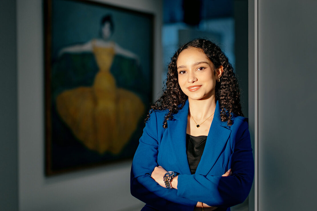 Maryam Tahon vor ihrem Lieblingsobjekt, der Dame in Gelb, Foto: Victoria Nazarova