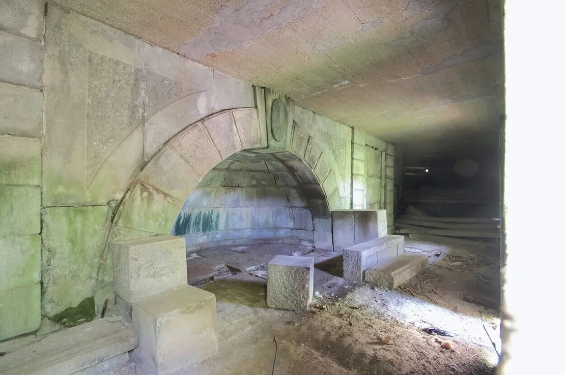 Reste der dem Schloss vorgelagerten Freitreppe befinden sich heute direkt unterhalb der Aussichtsterrasse. Rechts sind die gebrochenen Stufen zu erkennen. Foto: Thomas Keplinger  