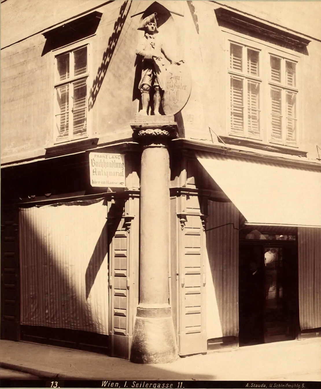 Hauszeichen „Zum Herrnhutter“ am Neuen Markt, Ecke Seilergasse. Fotografie von August Stauda, um 1899, Wien Museum.
