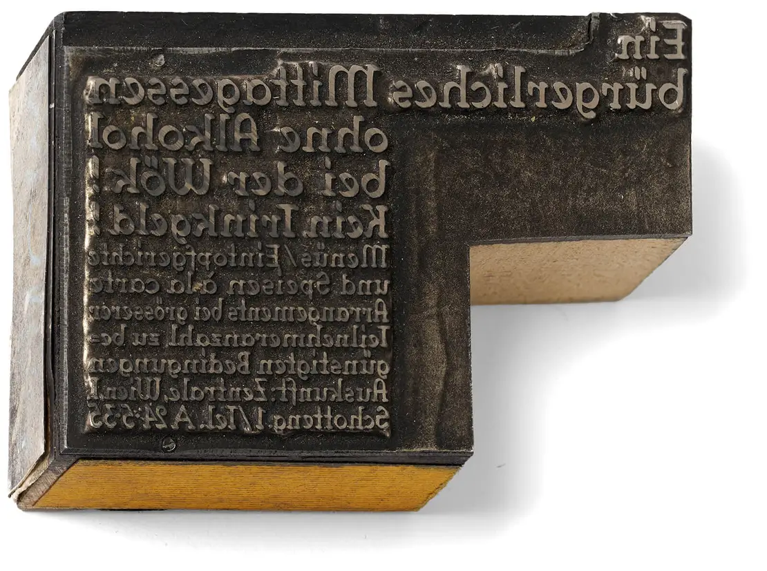 Klischee der WÖK: „Für bürgerliche Mittagessen ohne Alkohol bei der Wök! Kein Trinkgeld! Menüs / Eintopfgerichte und Speisen á la Carte Arrangements bei grösserer Teilnehmeranzahl zu begünstigten Bedingungen Auskunft: Zentrale, Wien, I, Schotteng. 1/Tel. A 24 5 35“, Wien Museum, Inv. Nr. 232011/57