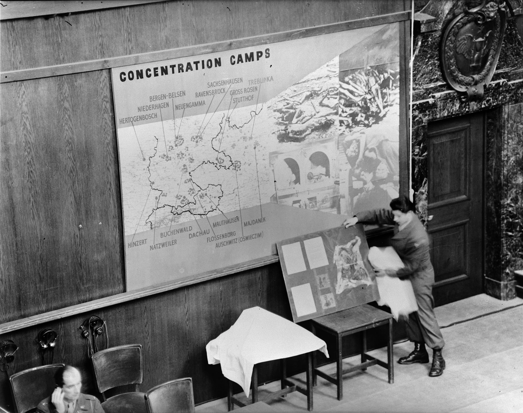 Nürnberger Prozesse: Schautafel mit Lageplan der Konzentrationslager an der Wand des Gerichtssaals im Justizpalast. Foto: akg-images / picturedesk.com  