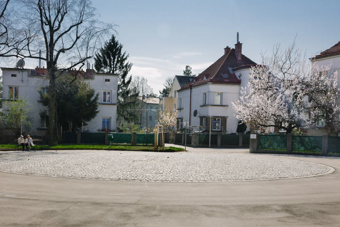 Am „Dorfplatz“, Foto: Elodie Grethen  
