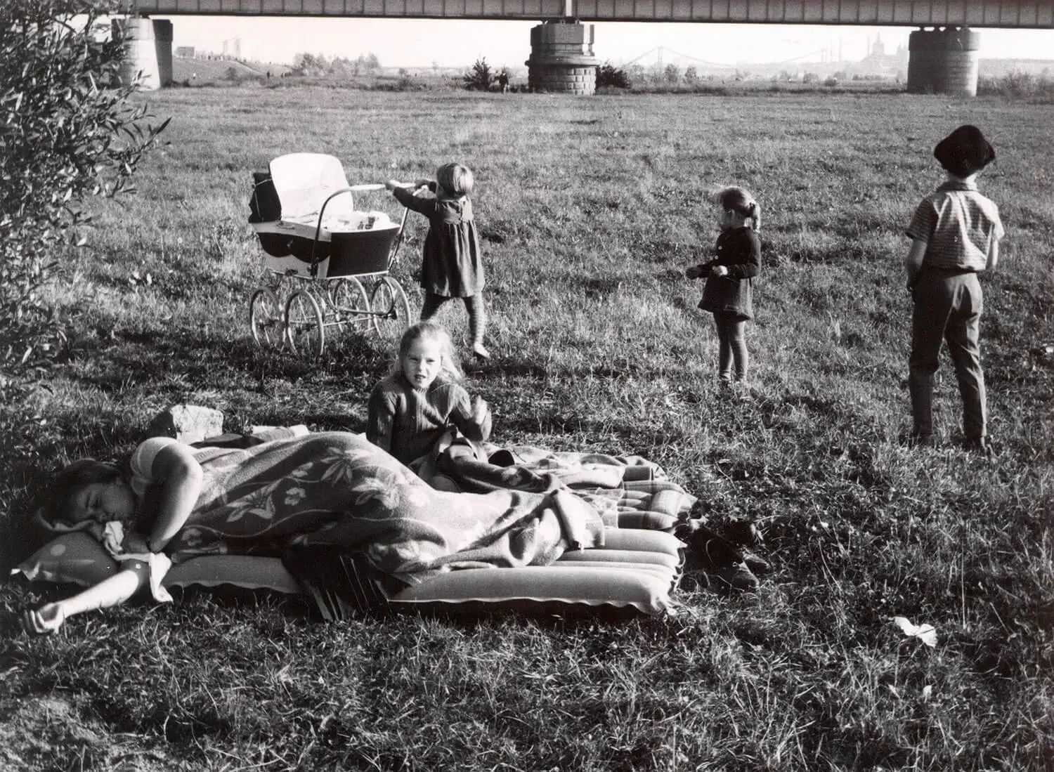 Kinder spielen im Überschwemmungsgebiet, 1964, Privatfoto, Matthias Marschik  