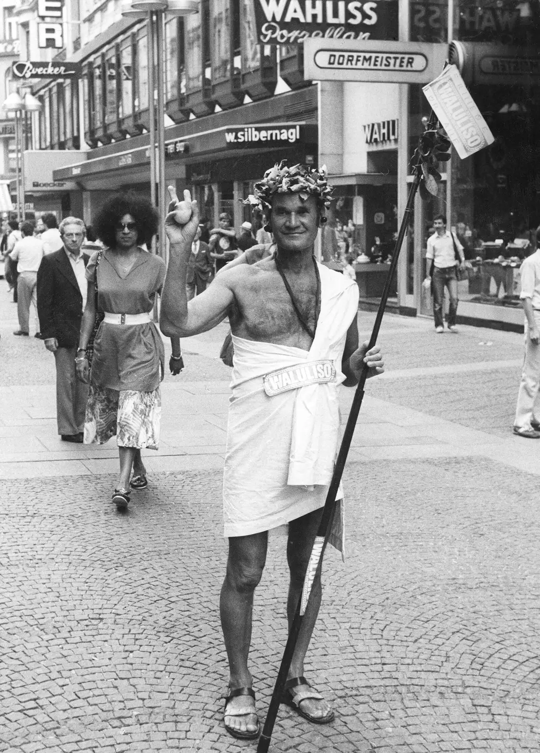 Waluliso auf der Kärntner Straße, wo man ihn fast täglich und bei jedem Wetter antraf, 1985, Foto: Votava / brandstaetter images / picturedesk.com