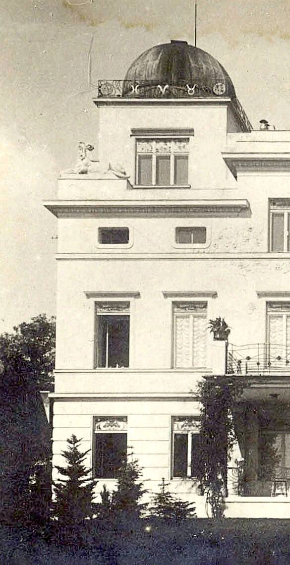 Blick auf das Turmzimmer, um 1910, Atelier Julius Weiner, Wien, Quelle: Wikimedia Commons  