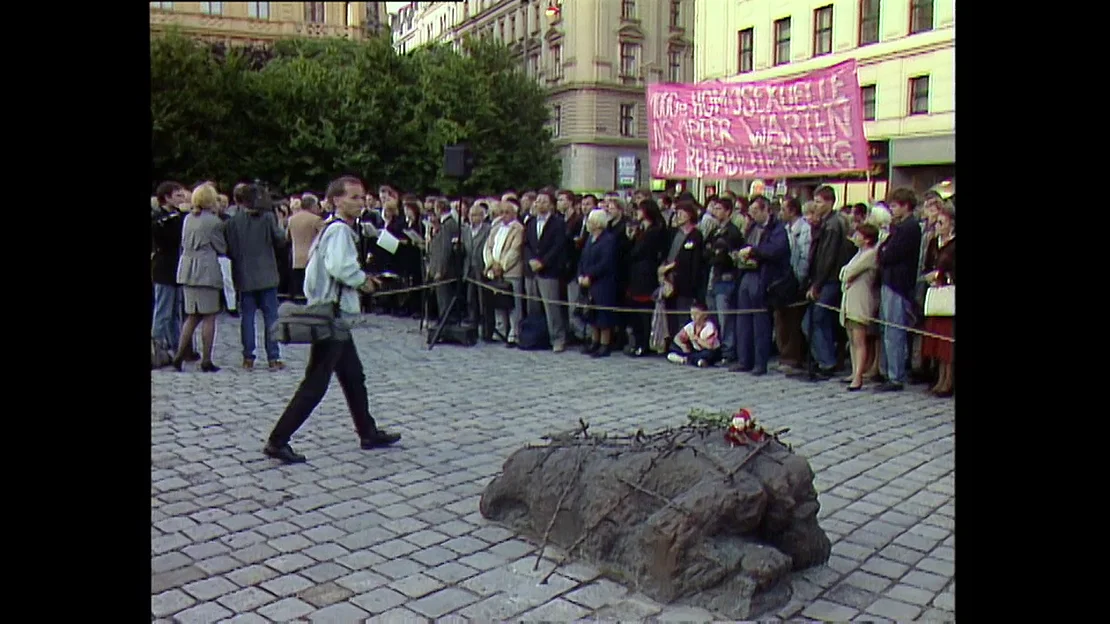 Aktivist:innen bei der Einweihung des Mahnmals gegen Krieg und Faschismus, sie fordern die Rehabilitierung homosexueller Opfer, 1988, Still aus der Dokumentation „Kunst – Ob du willst oder nicht“, ausgestrahlt am 11.7.2022, TC 00:19:59, ORF-Archiv