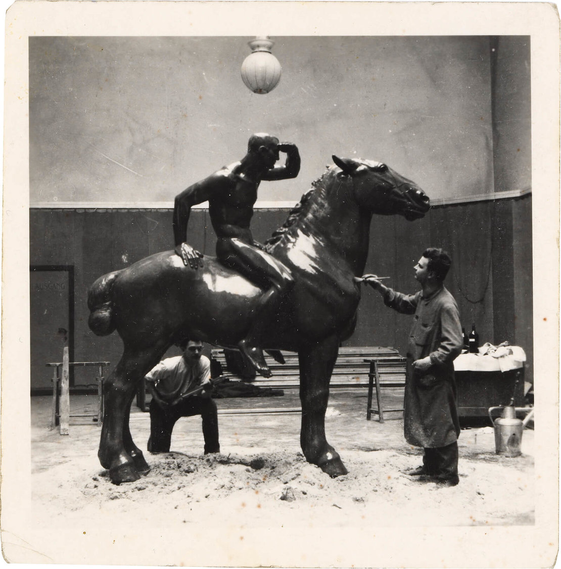 Der „Nackte Reiter“ wird in der Erzgießerei AG Wien durch Robert Pfeffer patiniert, 1910, Foto: Wien Museum 
