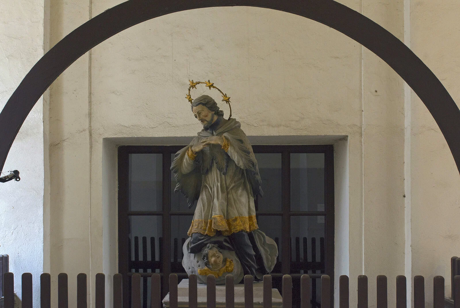 Eines der von der Überschwemmung betroffenen Häuser stand im Eigentum des Erzbistums Olmütz, das nach diesem Ereignis eine Nepomukstatue als Schutzpatron gegen Hochwässer im Hof aufstellen ließ. Foto: Thomas Keplinger