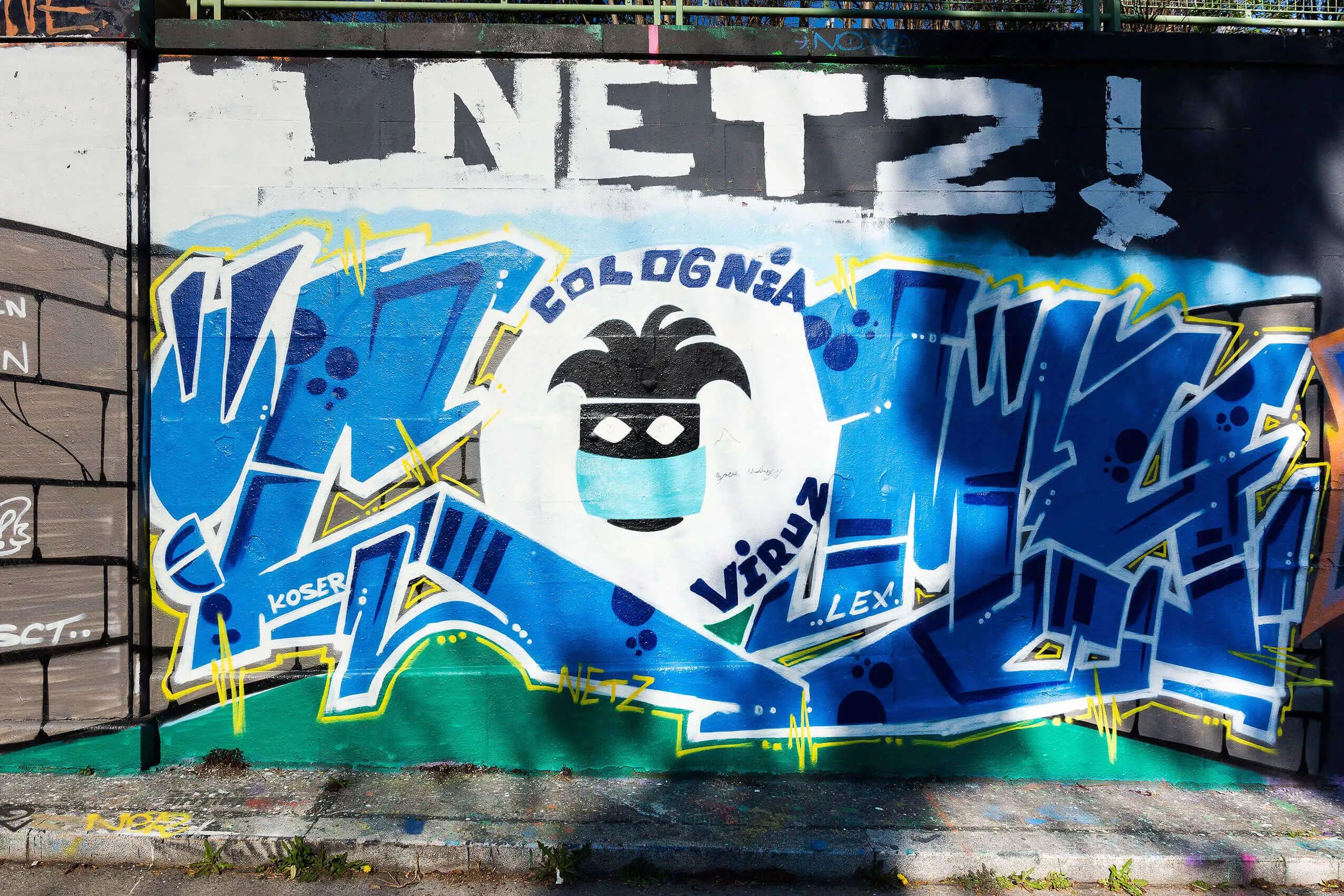 „Colognia Viruz“ und ein Kopf mit Atemschutzmaske sind dem „O“ von Comy, einem Sprayer des Kölner Kollektivs Netzcrew, eingeschrieben. Comy (Netzcrew), Donaukanal, März 2020, Foto: Elodie Grethen, Wien Museum