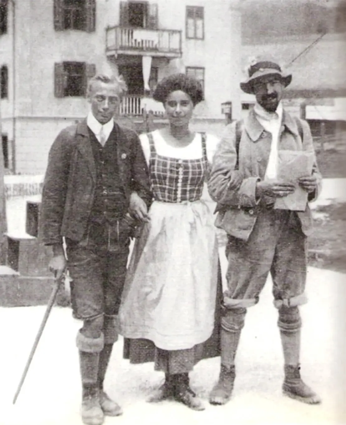 Emmy Eisenberg mit Paul Preuß (l.) und dem Alpinschriftsteller und Verleger Walter Schmidkunz in Wolkenstein/Gröden, 1911, Wikimedia Commons