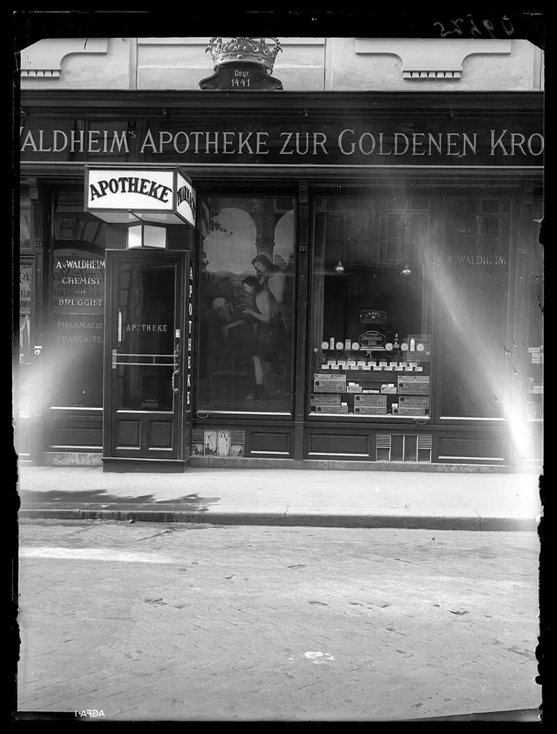 Himmelpfortgasse 14, Apotheke zur goldenen Krone, Fotografie (Glasnegativ) von Lobinger, 1929, ÖNB, Inv.-Nr. 52.460. Das Foto zeigt die Kopie vor der Restaurierung, die im Jahre 1940 durchgeführt worden ist und bei der Übermalungen entfernt und Fehlstellen ergänzt worden sind. Augenscheinlich ist vor allem der hier fehlende Ast mit Blättern über dem Kopf des Tobias, der heute zu sehen ist.  