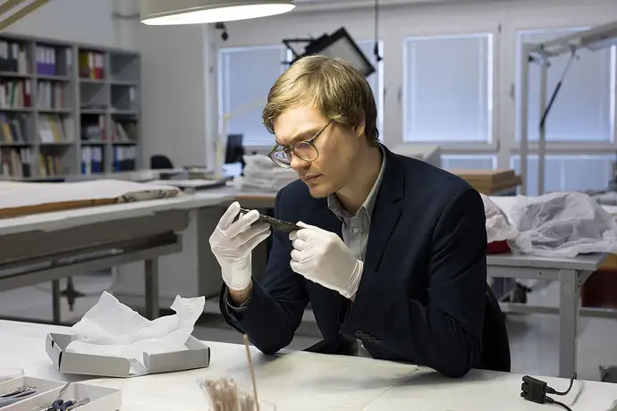 Der Historiker Niklas Rafetseder mit dem Fragment einer Inschrift, die er als Stadtrecht identifizieren konnte. Gefunden wurde das Bronzestück in Vindobona - ein deutlicher Hinweis darauf, dass Vindobona Stadtrecht innehatte. Foto: Lisa Rastl