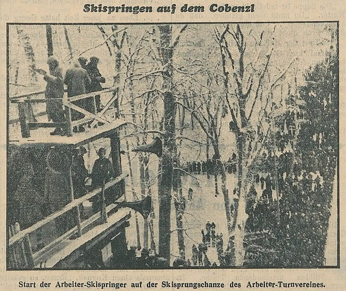 Deutlich sind am Beobachtungsturm die trichterförmigen Lautsprecher für die Durchsagen der Ergebnisse und die Unterhaltung des Publikums mit Schallplattenmusik zu erkennen. Tausende Zuseher*innen säumten die Aufsprungbahn bis zum Gegenhang, „Die Stunde“, 18. Jänner 1933, S. 8, ANNO/ÖNB  