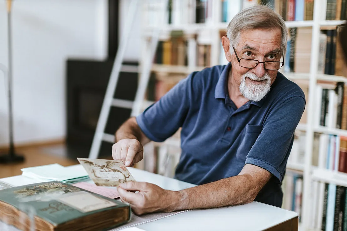 Walter Lukan präsentiert seine Ansichtskarten-Sammlung, die er in seinem Haus im 16. Bezirk untergebracht hat. Foto: Victoria Nazarova