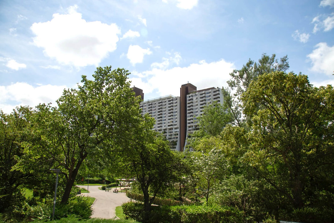 Viel Grün und hohe Terrassenhäuser. Foto: Leart Krasniqi 