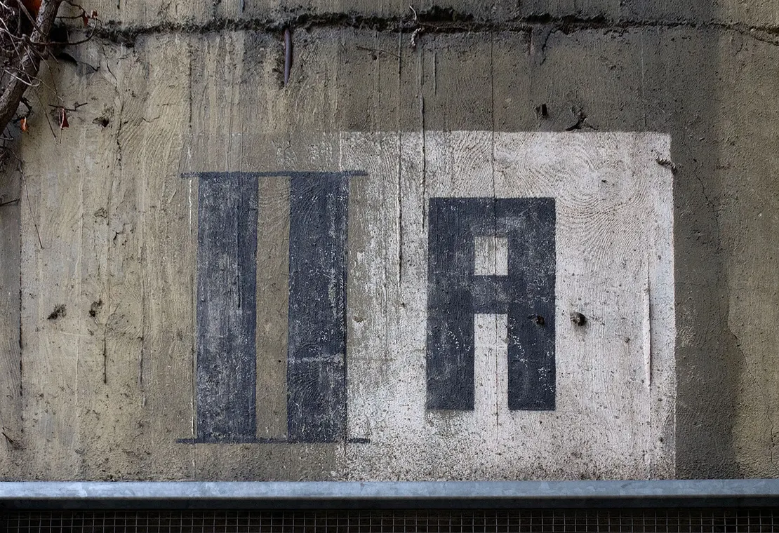 Die im obigen Bild erkennbare Eingangsbezeichnung IIA in ihrem heutigen Verwitterungszustand. Foto: Thomas Keplinger