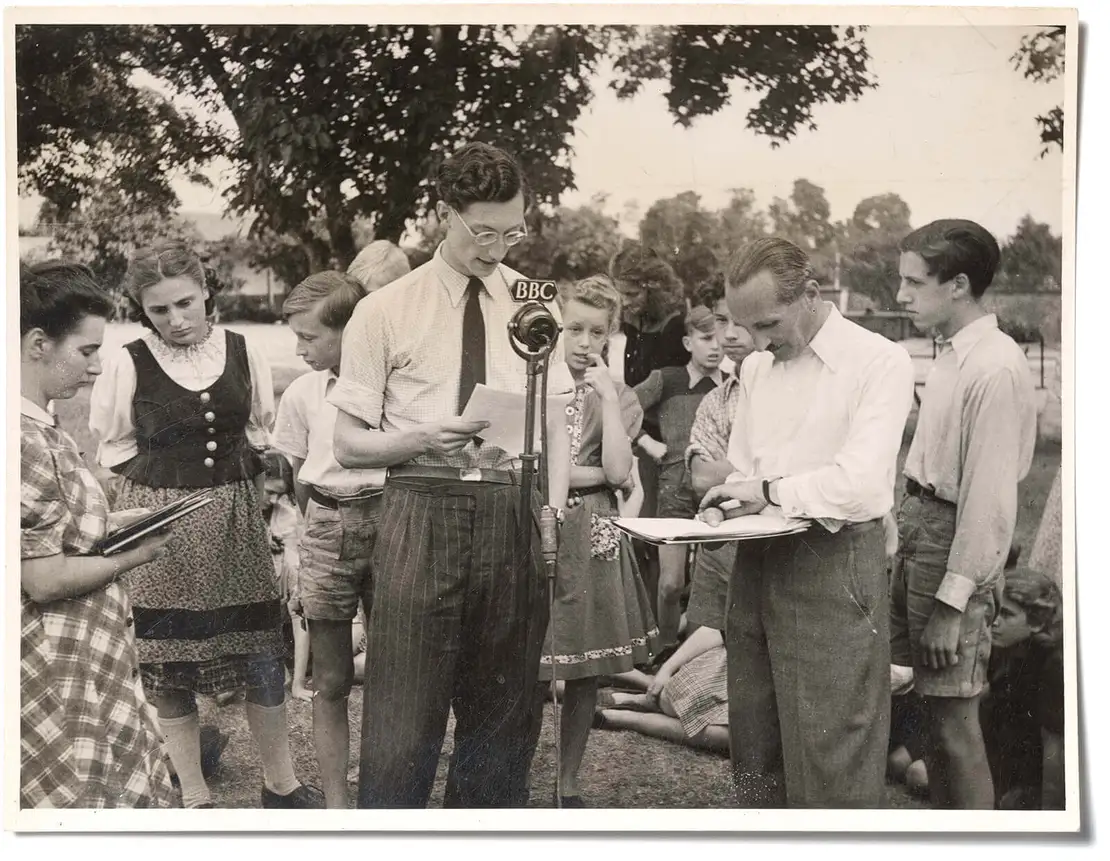 BBC Sendung aus Fairford, 1947, mittig im Bild vor dem Mikrofon: Geoffrey Holmes, Foto: vermutlich Karla Zieger, Privatbesitz Familie Holmes