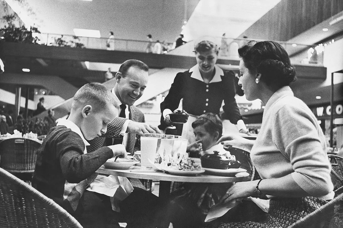 Das idealisierte Bild der glücklichen Familie in der Shopping Mall, Minnesota Southdale Shopping Center, von Victor Gruen entworfen, Guy Gillette / PhotoResearchers / picturedesk.com