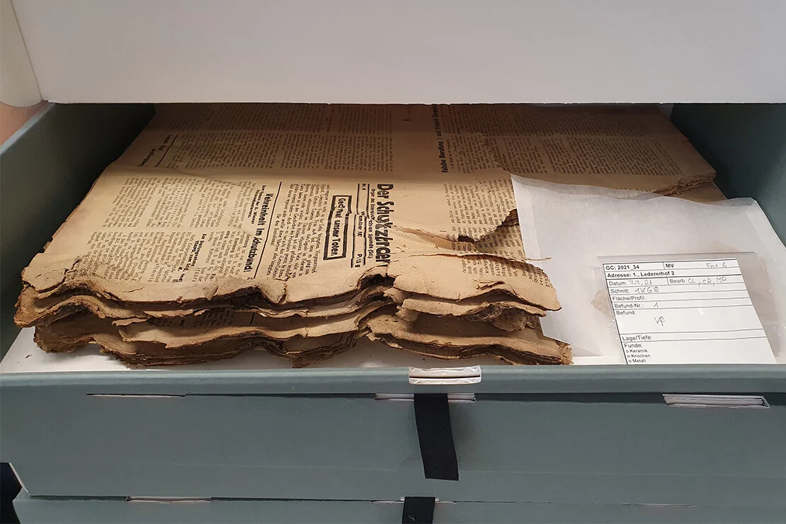 Der Blick in den Archivkarton zeigt unbeschnitten und ungefalzt erhaltene Blätter der Flugschrift „Der Schutzbündler“ Nr. 6. Foto: Constance Litschauer, Stadtarchäologie Wien  