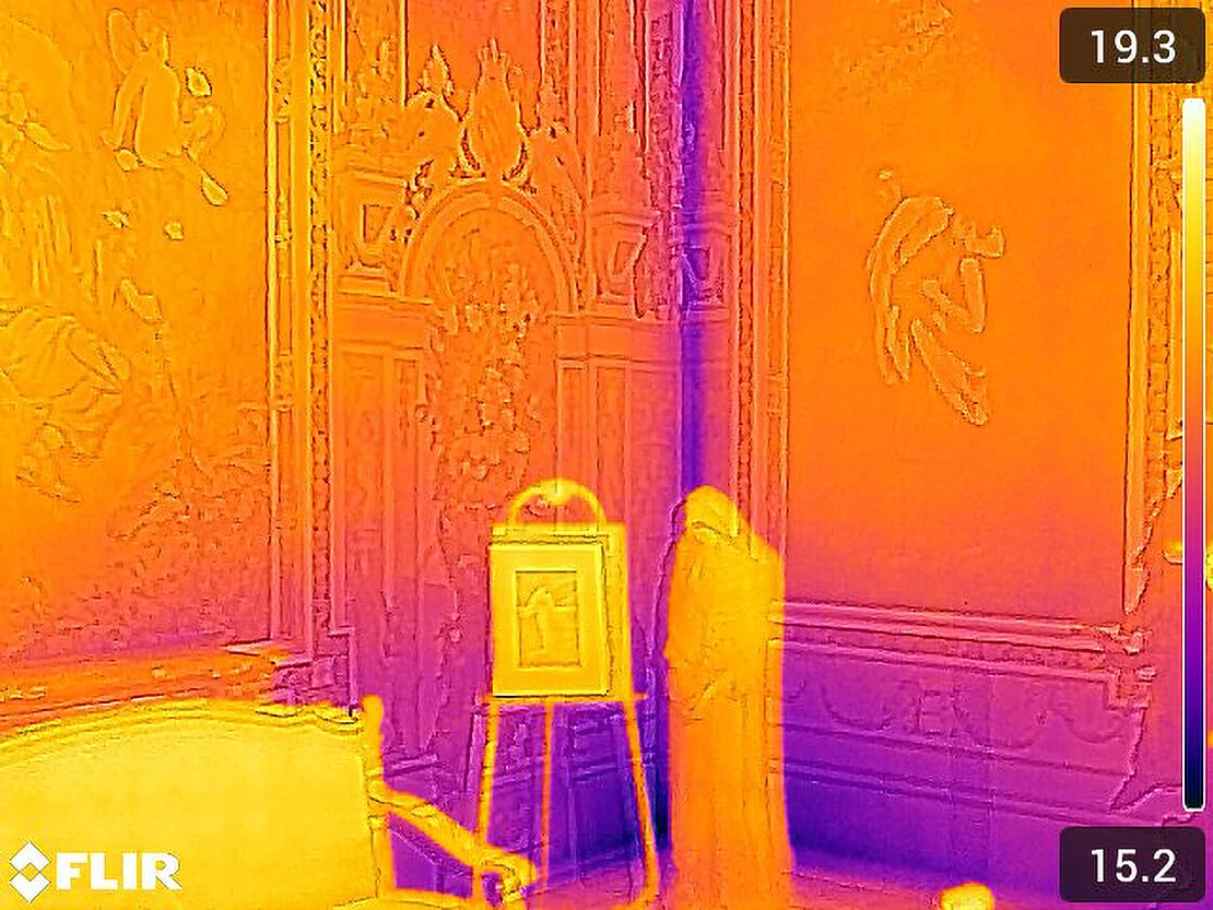 Aufnahme mit der Wärmebildkamera im Schlafzimmer der Kaiserin. Temperaturunterschiede werden als Falschfarbenansicht dargestellt. Wärmere Bereiche sind Orange-Gelb, kühlere Blau-Violett. Die Unterschiede sind gut in der Raumecke mit der Skulptur der Melancholie sichtbar. Foto: Akademie der bildenden Künste Wien, Institut für Konservierung-Restaurierung