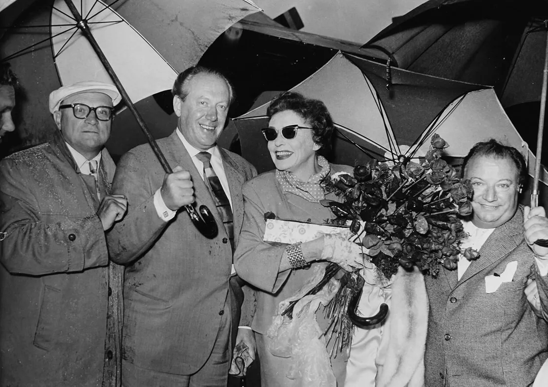 Ankunft von Zarah Leander am Flughafen Wien-Schwechat, 11. August 1958. Mit Ehemann Arne Hülphers (Mitte links), Komponist Peter Kreuder (rechts) und Theaterdirektor Rudolf Marik (links). Foto: Votava / brandstaetter images / picturedesk.com