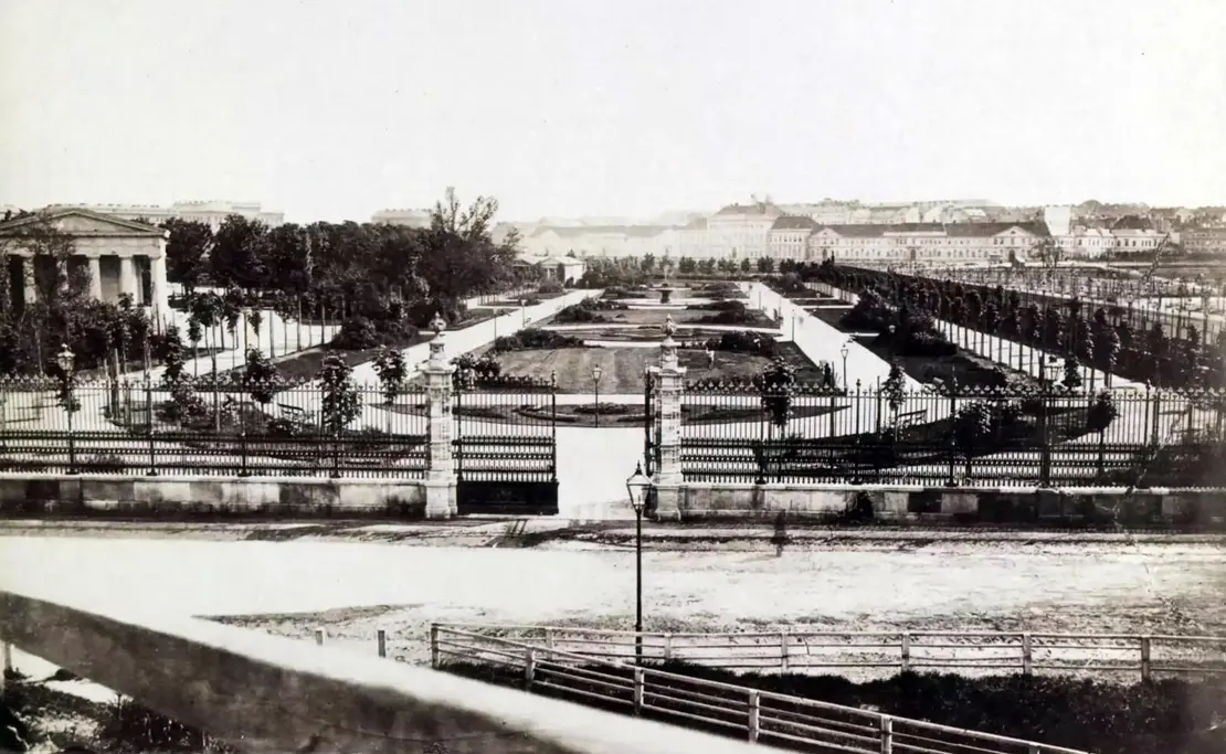 Volksgarten. Blick gegen Süden über die 1864 errichtete Toranlage. Photographie von August Stauda, 1868. Wien Museum